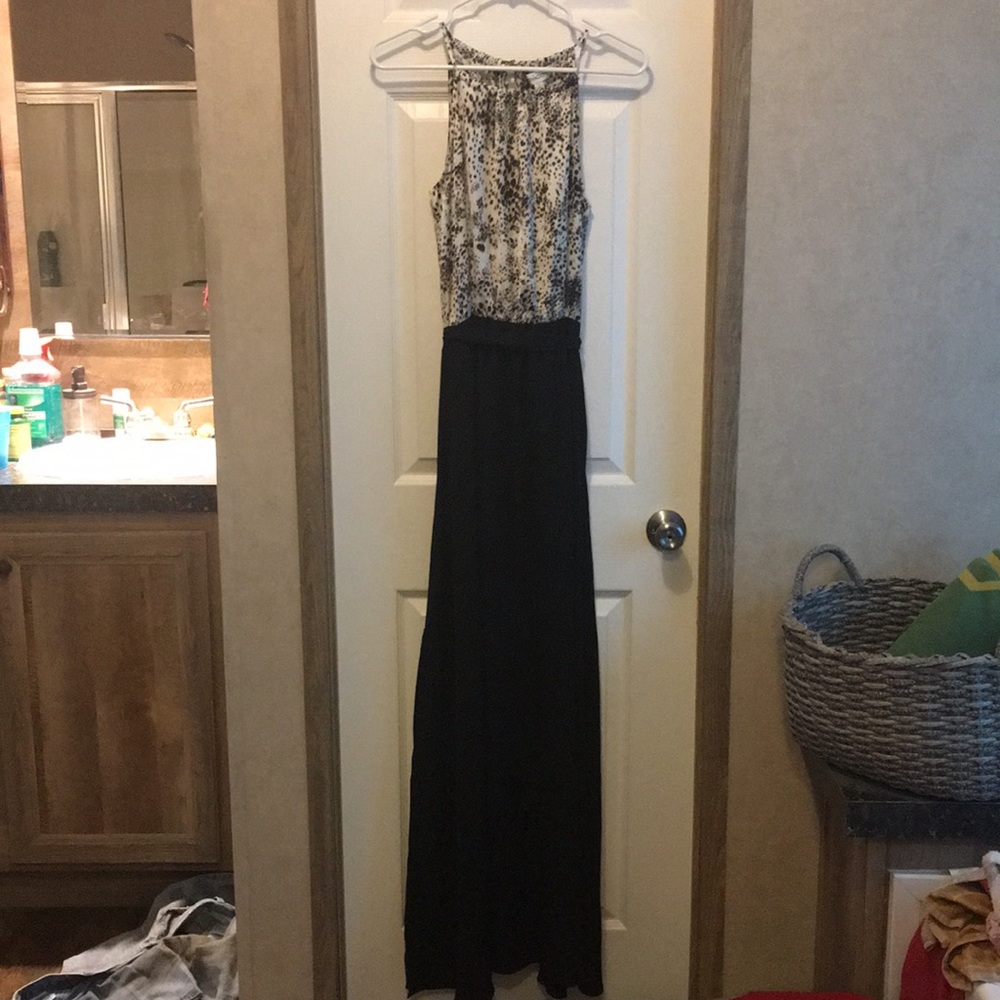 Summer black and white long dress. Great for homecoming, and weddings.